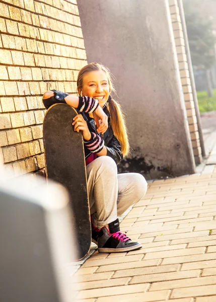 Tonårsflicka med skateboard — Stockfoto