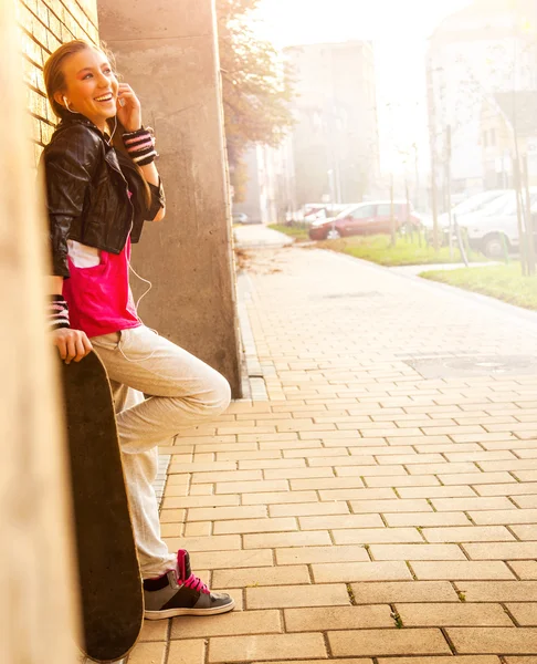 Girl and skate, outside — Stock Photo, Image