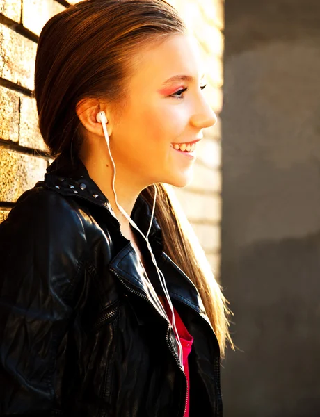 Teenage girl on the street — Stock Photo, Image