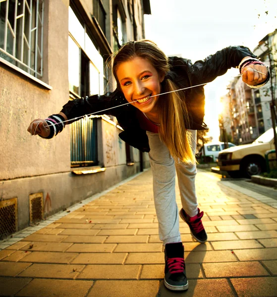 Teenager-Mädchen mit Kopfhörern — Stockfoto