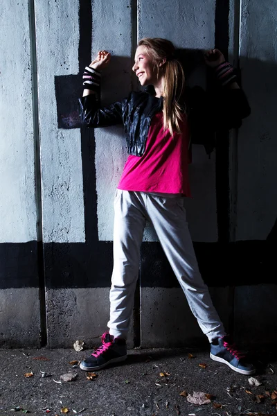 Chica contra la pared — Foto de Stock