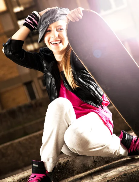 Dospívající dívka s skateboard, na ulici — Stock fotografie
