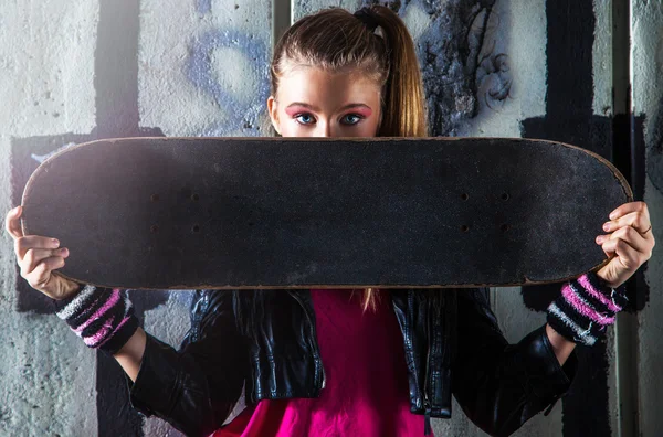 Menina e skate, close-up — Fotografia de Stock