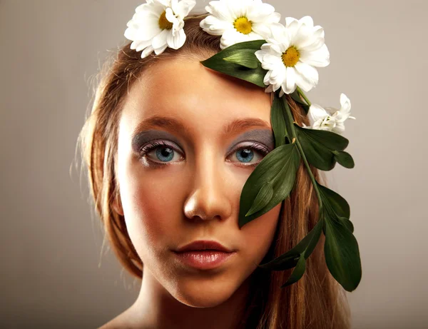 Girl with flowers — Stock Photo, Image