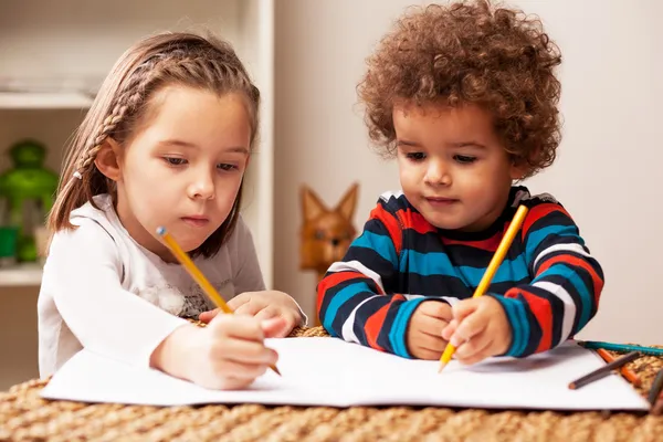 Joven chica y niño dibujo —  Fotos de Stock