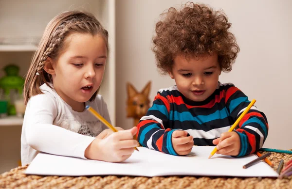 Joven chica y niño dibujo — Foto de Stock