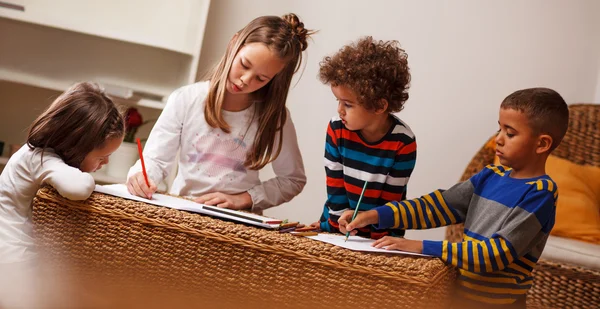 Grupo de niños están jugando en casa — Foto de Stock