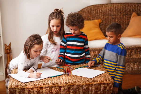 Gruppo di bambini stanno giocando a casa — Foto Stock