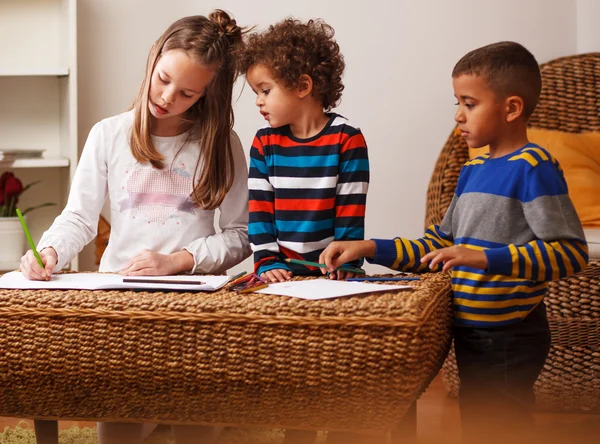 Grupo de niños están jugando en casa — Foto de Stock