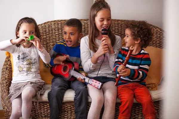 Niños tocando instrumentos musicales —  Fotos de Stock