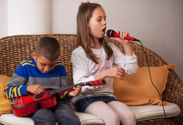 Kinder spielen auf Instrumenten — Stockfoto
