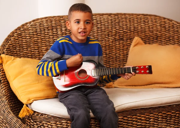 Ung pojke spela på instrument — Stockfoto