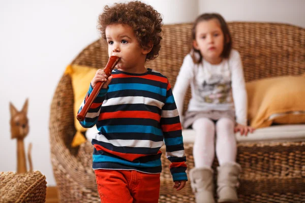 Kinder spielen auf Instrumenten — Stockfoto