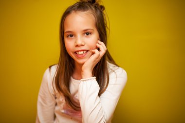 genç kız kameraya izlerken