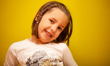 genç kız kameraya izlerken