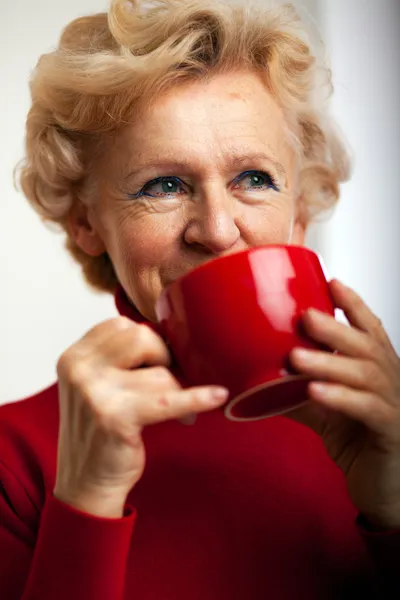Студийный портрет улыбающейся пожилой женщины — стоковое фото
