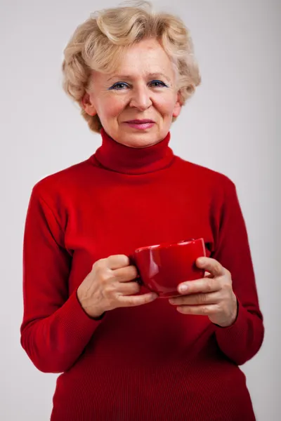 Estúdio retrato de sorrindo mulher sênior — Fotografia de Stock