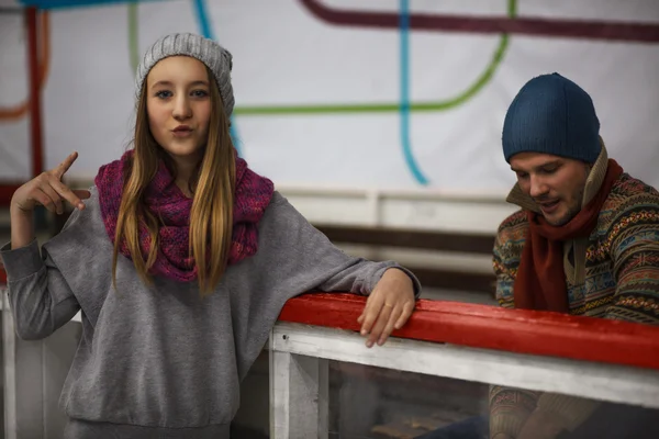 Pappa och dotter ice skating, inomhus — Stockfoto