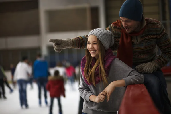 Dad and daughter ice skating,indoor — Stock Photo, Image