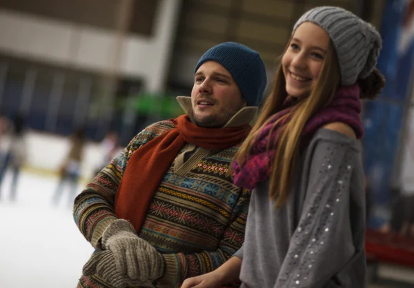 Papai e filha patinação no gelo, interior — Fotografia de Stock