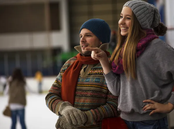 Dad and daughter ice skating,indoor — Stock Photo, Image