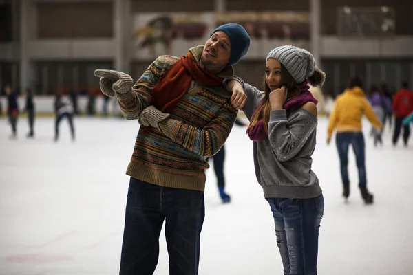 Papai e filha patinação no gelo, interior — Fotografia de Stock