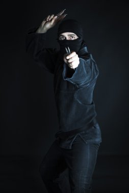 trowing bıçak ile Ninja