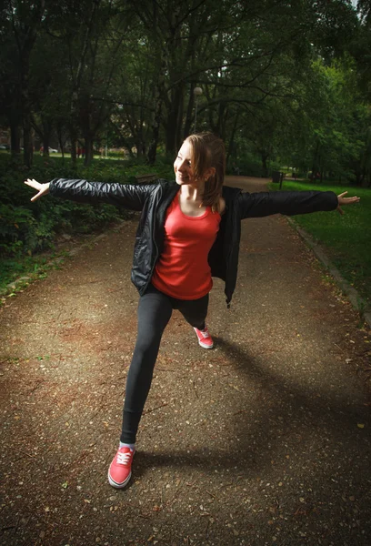 Die zich uitstrekt in park — Stockfoto