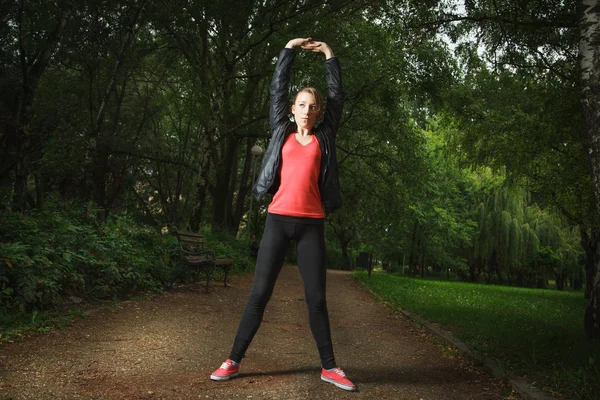 Stretching i park — Stockfoto