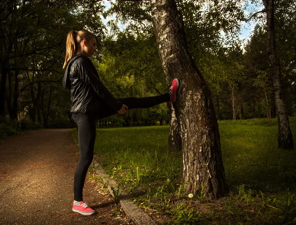 Stretching im Park — Stockfoto