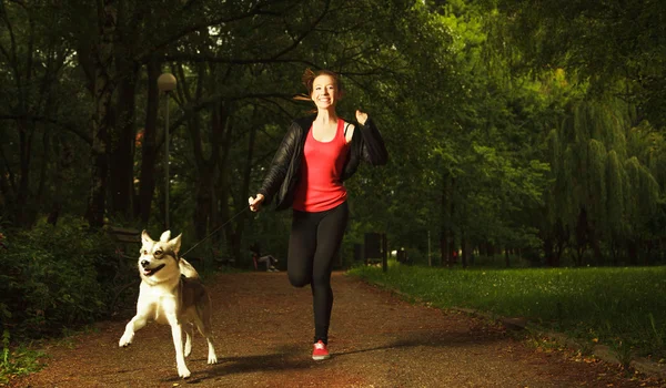 Beste vrienden genieten van in park — Stockfoto