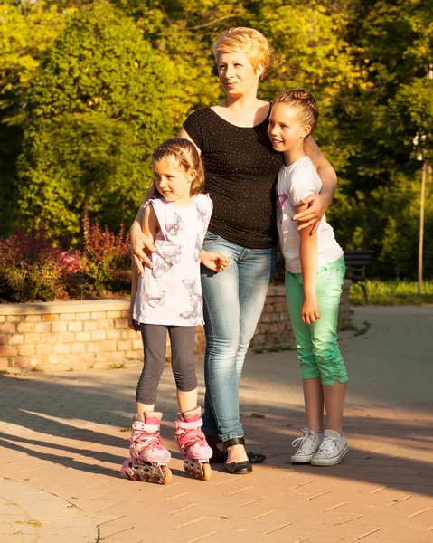 Kaukasiska familj, utanför — Stockfoto