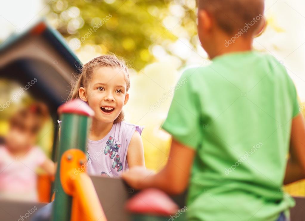 幼稚園における遊び場の白人少女 ストック写真 C Milicac