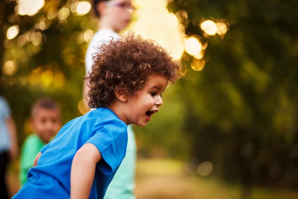 Carino ragazzo razza mista, nel parco — Foto Stock