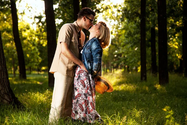 Romantiska par promenader i parken — Stockfoto