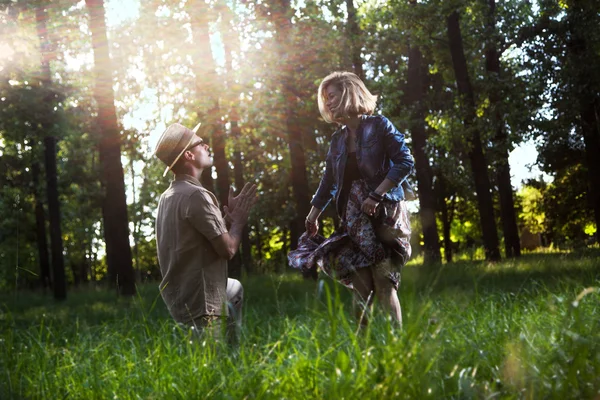 Kaukasiska blond man och kvinna i naturen, på sunset — Stockfoto