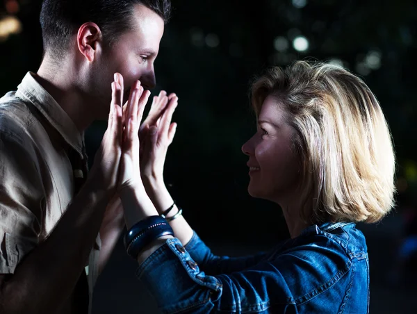 Kaukasisk par utanför — Stockfoto