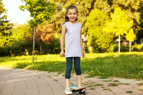 女の子とスケートボード — ストック写真