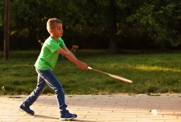Adolescent mixte mignon avec une raquette de tennis — Photo
