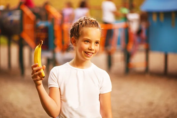 Девочка-подросток и банан — стоковое фото