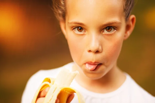 Teenage girl and banana — Stock Photo, Image