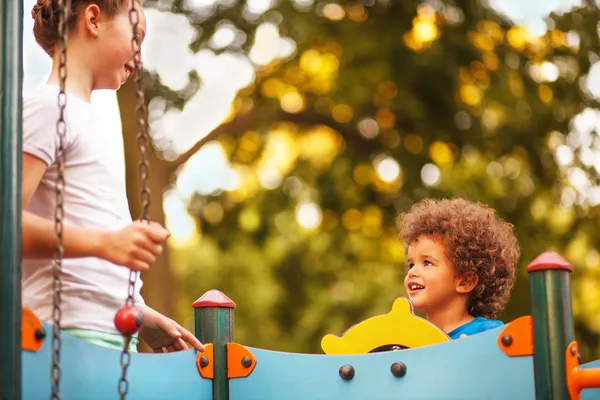 Lindos niños de raza mixta en parque — Foto de Stock