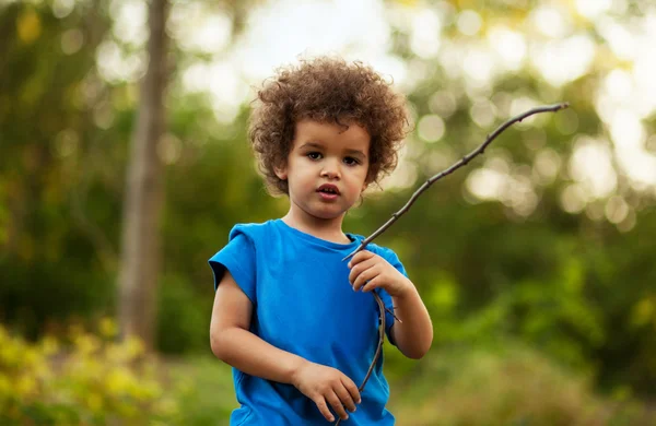 Carino ragazzo razza mista, nel parco — Foto Stock