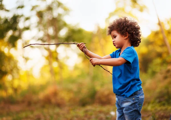 Carino ragazzo razza mista, nel parco — Foto Stock