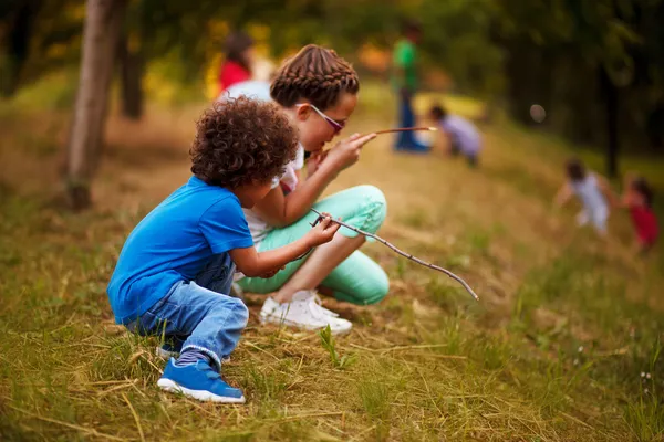 Afro Amerikaanse jongen en Kaukasische meisje — Stockfoto