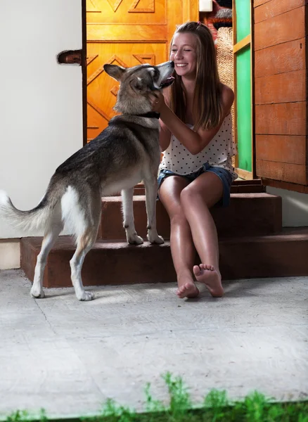 Kız köpekle oynuyor. — Stok fotoğraf