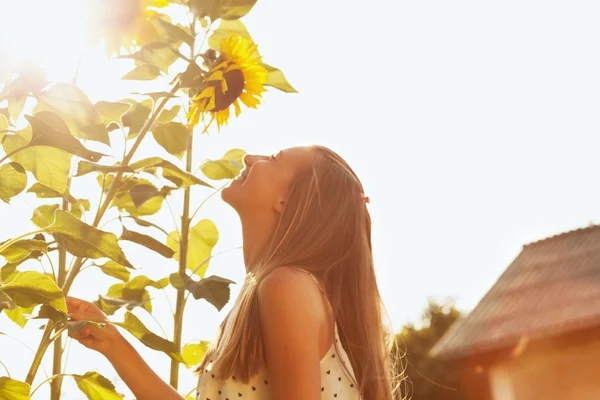 Niedliches Mädchen und Sonnenblume — Stockfoto
