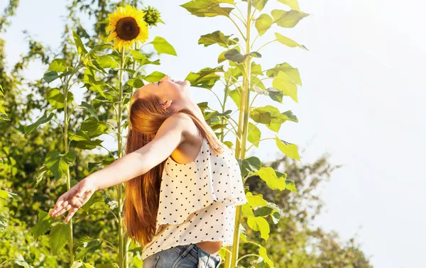 Niedliches Mädchen und Sonnenblume — Stockfoto