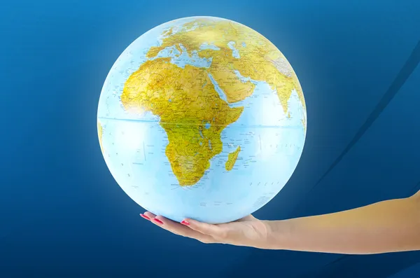 Globus da Terra na mão, vários fundo — Fotografia de Stock