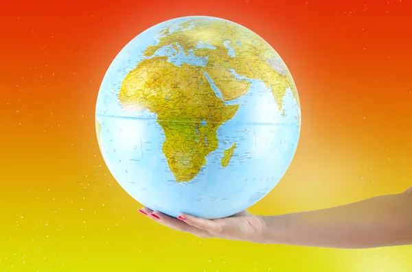 Globus ziemi w ręku, różne tła — Zdjęcie stockowe